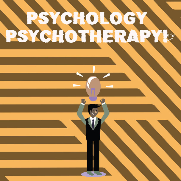 Κείμενο πινακίδα που δείχνει ψυχολογίας ψυχοθεραπεία. Εννοιολογική φωτογραφία θεραπεία της ψυχικής διαταραχής από ψυχολογική σημαίνει επιχειρηματίας μόνιμη αύξηση όπλων προς τα πάνω με το φωτισμένο εικονίδιο λάμπα στο κεφάλι του. - Φωτογραφία, εικόνα