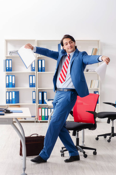 młody szczęśliwy mężczyzna pracownik w w biuro  - Zdjęcie, obraz