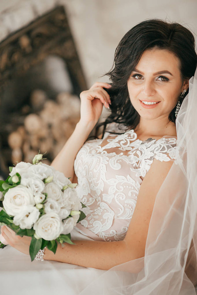 Bella giovane sposa in abito da sposa bianco in posa
 - Foto, immagini