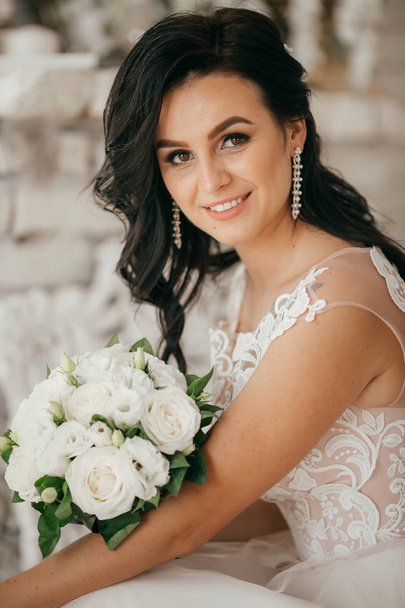 Beautiful young bride in white wedding dress posing - Foto, afbeelding