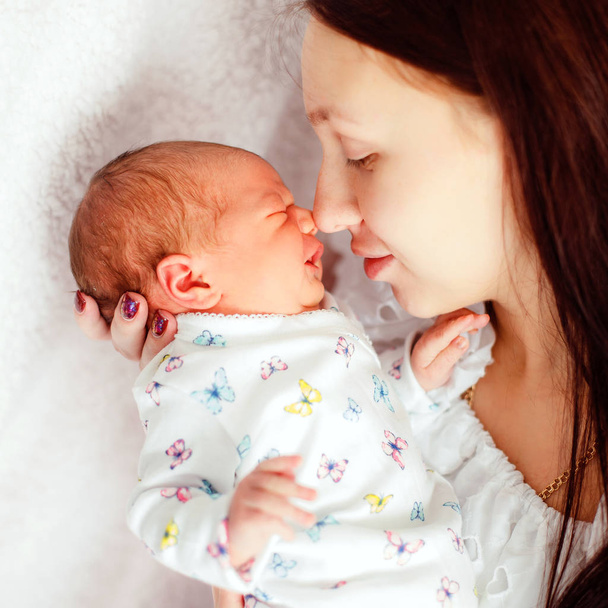 Mom and newborn baby on white background - Valokuva, kuva