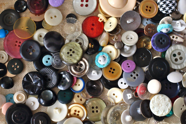 Много различных ярких винтажных и новых разноцветных швейных кнопок фон
 - Фото, изображение
