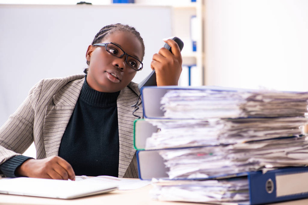 negro mujer empleado infeliz con excesivo trabajo
  - Foto, imagen