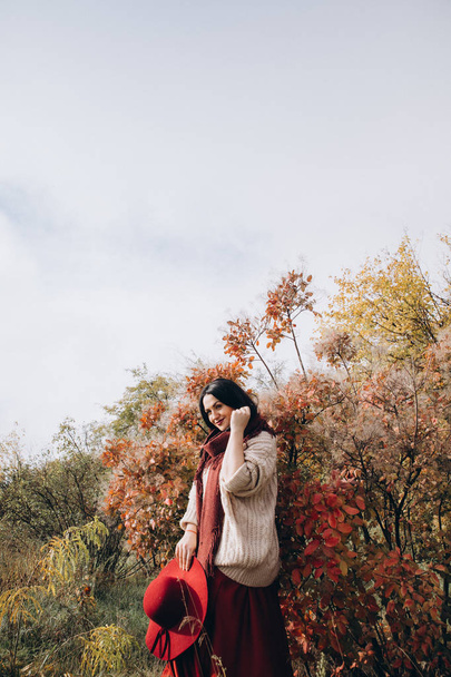 秋の公園でポーズをとる美しい若い女性の肖像画 - 写真・画像