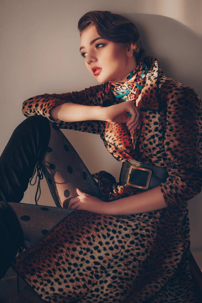 Muotokuva kaunis nuori nainen poseeraa leopardi takki
 - Valokuva, kuva