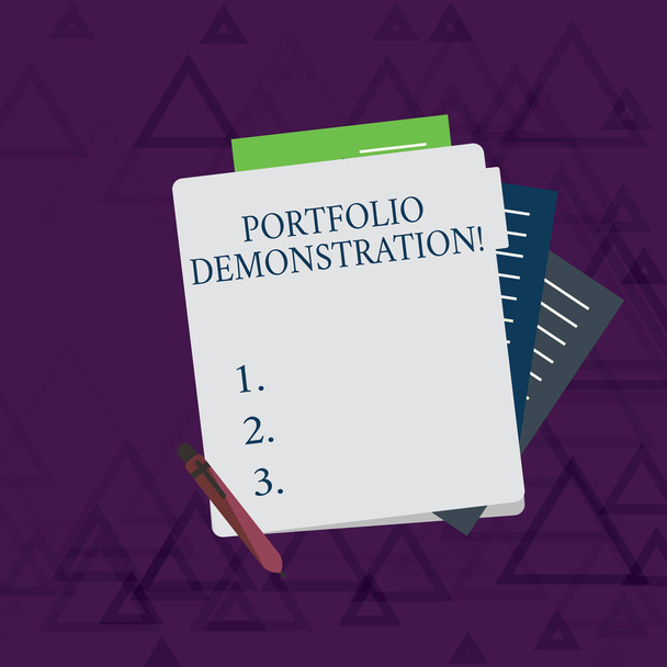 ポートフォリオのデモンストレーションを示すメモを書きます。商業写真は、パステルフォルダからビューに一部を実証または組織の紙の文房具によって行われた投資の範囲を展示. - 写真・画像