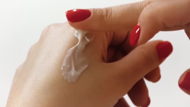 Použití ruční smetany, péče o pokožku na bílém pozadí - Záběry, video