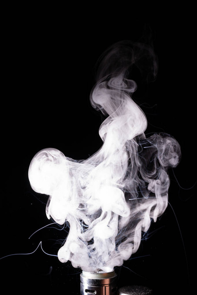 Splash glicerine σε σπείρα vape. Μεγάλα σύννεφα ομίχλης με ορατούς ανιχνευτές. Κτηνοτροφία και απαγορεύεται το κάπνισμα. - Φωτογραφία, εικόνα