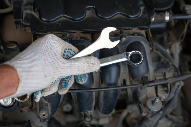 mechanikus férfiak csavarkulccsal javítási autó motorja - Fotó, kép