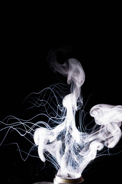 Великі хмари пустого туману. Плямки гліцеринових хмар з рідкою речовиною для кипіння спрею. Культура мавп і рух без куріння. - Фото, зображення