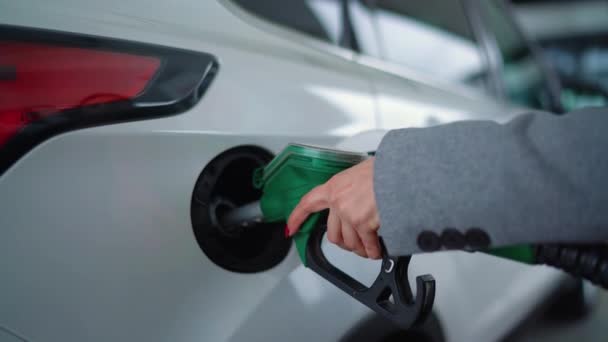 女性は、ガソリン スタンドのクローズ アップで彼女の車にガソリンをいっぱい - 映像、動画