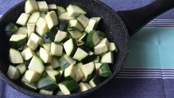 vegetarisches Essen. Zubereitung von Zucchini in der Pfanne. - Filmmaterial, Video
