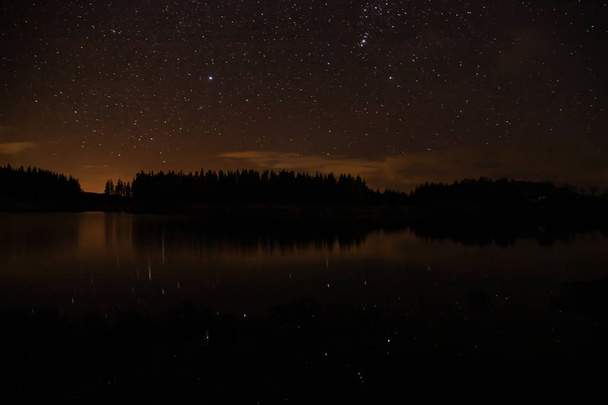 Yötaivas alkaa Conemara järven mäntymetsä aroun
 - Valokuva, kuva