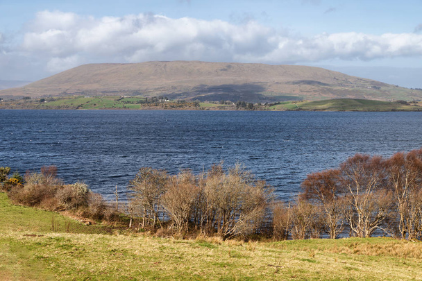 Montanha, lago e vegetação no caminho ocidental trilha em Lough Corr
 - Foto, Imagem