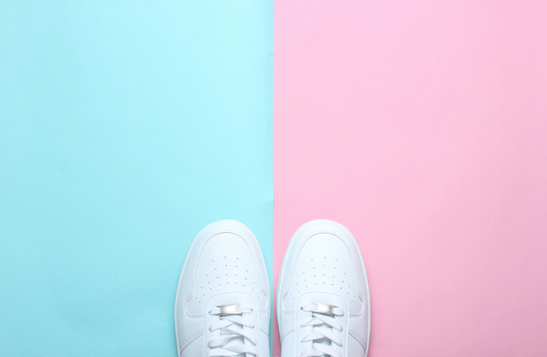 Μοντέρνα λευκά αθλητικά παπούτσια σε χρωματιστό παστέλ φόντο, μινιμαλισμό, κορυφή θέα, δημιουργική Layou - Φωτογραφία, εικόνα
