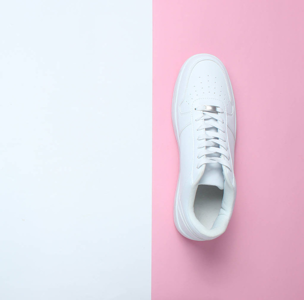 Sapatilhas brancas na moda em um fundo pastel colorido, minimalismo, vista superior, layou criativo
 - Foto, Imagem