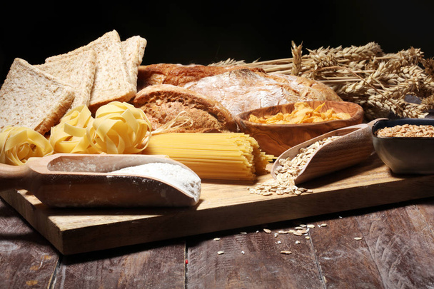 цілі зернові продукти зі складними вуглеводами на столі
 - Фото, зображення