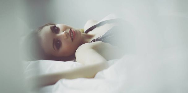 Sexy fashionable woman on the bed - Φωτογραφία, εικόνα