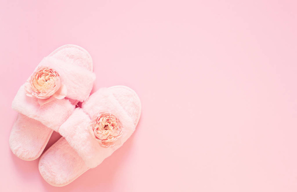 Composizione di pantofole donna eco pelliccia, fiori e caffè nero su uno sfondo rosa chiaro. Idea mattutina. Lay piatto. Vista dall'alto
 - Foto, immagini