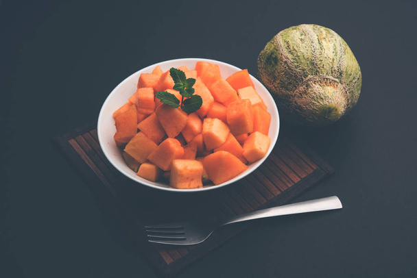 Cantalupo / melón almizclero / kharbuja cortado en trozos, servido en un tazón. enfoque selectivo
 - Foto, Imagen