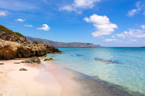 Pláž Elafonisi s růžovým pískem, teplou a křišťálově čistou vodou. Ostrov Kréty, Řecko - Fotografie, Obrázek