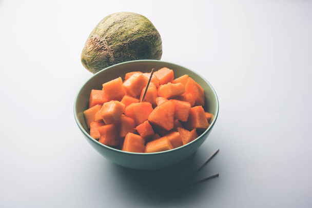 Cantalupo / melón almizclero / kharbuja cortado en trozos, servido en un tazón. enfoque selectivo
 - Foto, Imagen