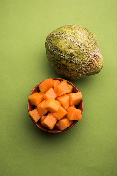 Cantaloupe / muskmelon / kharbuja cut into pieces, served in a bowl. selective focus - Foto, Bild