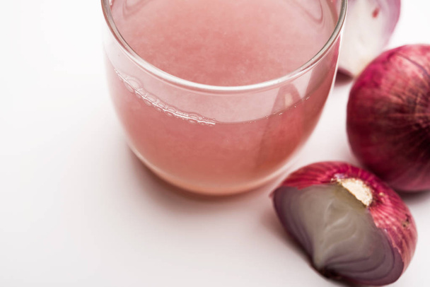 Φαρμακευτικό κρεμμύδι χυμό/σιρόπι σε ένα ποτήρι με ωμά κρεμμύδια. επιλεκτική εστίαση - Φωτογραφία, εικόνα