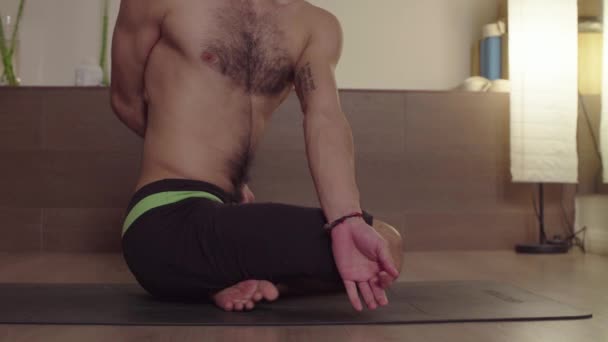 starker schöner Mann praktiziert Yoga - ardha padmasana, twist - Filmmaterial, Video