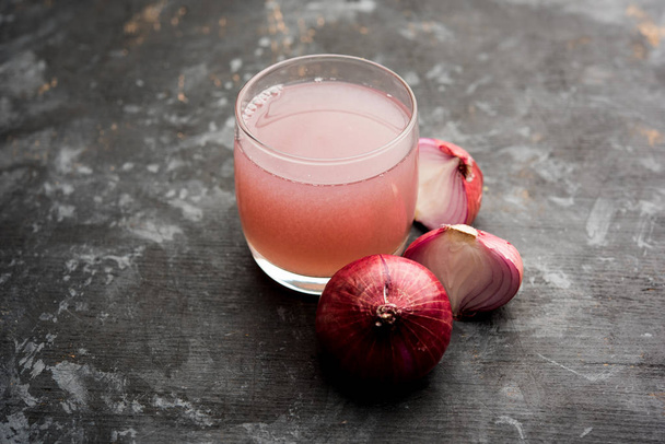Medicinal Onion juice/syrup in a glass with raw onions. selective focus - Foto, immagini