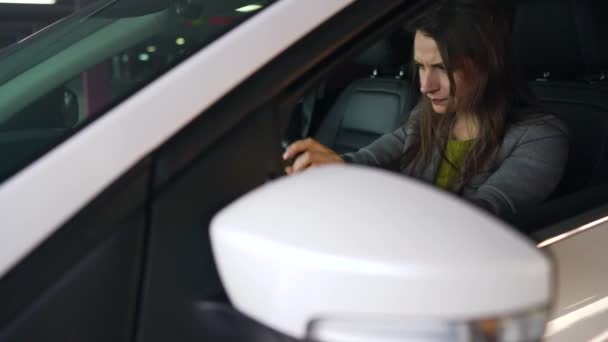 Frau ist wütend und schlägt mit dem Kopf auf das Lenkrad, weil ihr Auto kaputt gegangen ist - Filmmaterial, Video