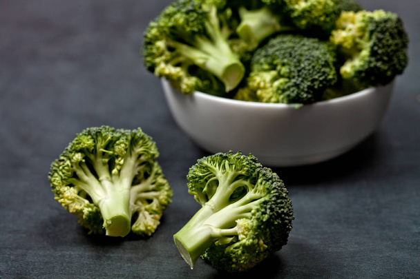Fresh green organic broccoli in white bowl - Foto, imagen