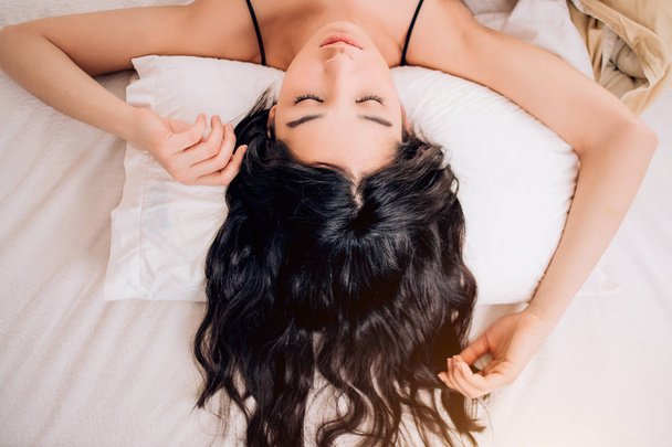 Portrait pretty young woman on bed - Foto, Imagen