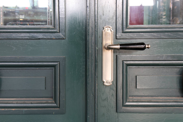 Moderní dřevěné dveře s kovovou rukojetí  - Fotografie, Obrázek