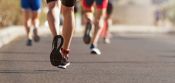 Marathonlauf, Menschen zu Fuß auf Stadtstraße - Foto, Bild