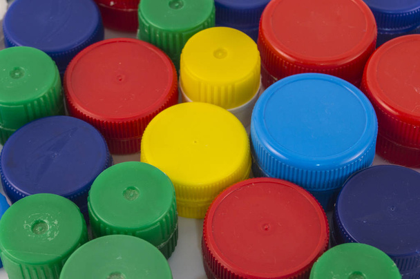 Φόντο με πλαστικά βύσματα διαφόρων μεγεθών και χρώματα μπλε, κόκκινο, πράσινο και κίτρινο - Φωτογραφία, εικόνα