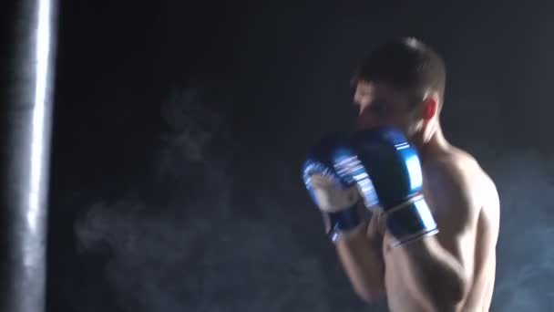 bokszoló edzés az edzőteremben - Felvétel, videó