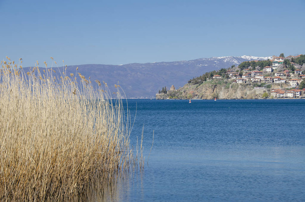 Ohrid Lake Macedónia vista para a igreja de Kaneo
 - Foto, Imagem