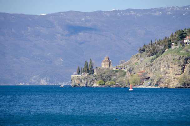 Ohrid Lake Macedónia vista para a igreja de Kaneo
 - Foto, Imagem