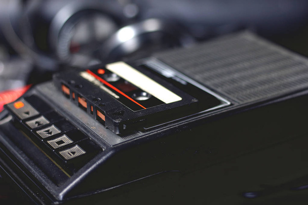 Antiguo retro vintage negro portátil reproductor de cassette de audio y grabadora con cinta de audio en la parte superior 70, 80, 90 estilo
 - Foto, Imagen