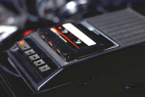 古いレトロなビンテージ黒のトップ70年代、80年代、90年代のスタイルでオーディオテープを搭載したポータブルオーディオカセットプレーヤーとレコーダー - 写真・画像