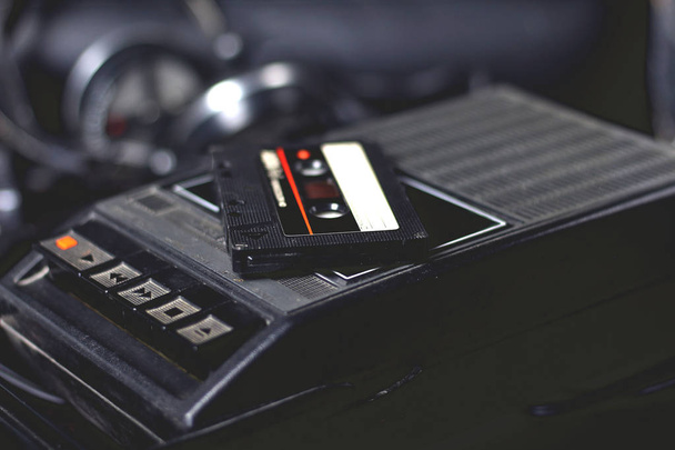 Stary retro Vintage czarny przenośny odtwarzacz audio i magnetofon z taśmą audio na górze 70s, 80s, 90s styl - Zdjęcie, obraz