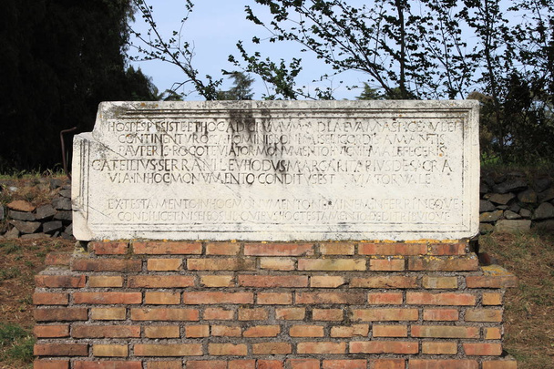 Antigua inscripción en latín
 - Foto, imagen
