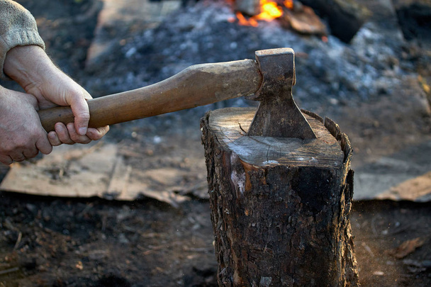 herramienta de carpintería hacha en el tocón para cortar árboles y leña
 - Foto, Imagen