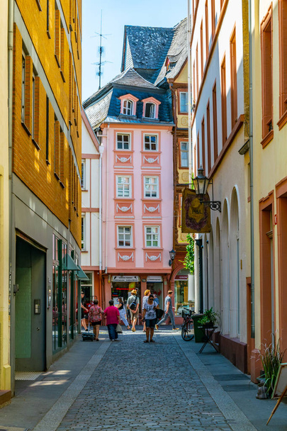 MAINZ, GERMANY, AUGUST 17, 2018: Tourists are strolling through  - Photo, Image