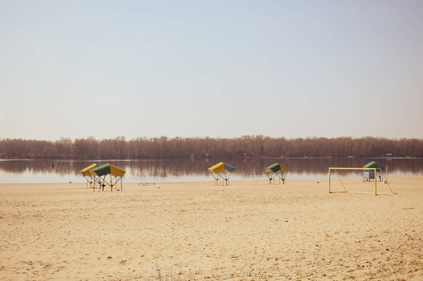 Spring sunny warm day, the beach and the river Dnieper. - Fotoğraf, Görsel