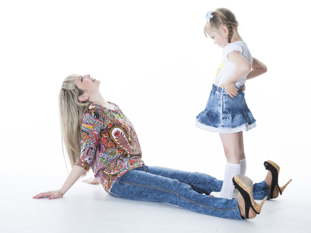 Porträt einer glücklichen Mutter und ihrer Kinder liegend, sitzend, spielend - Foto, Bild