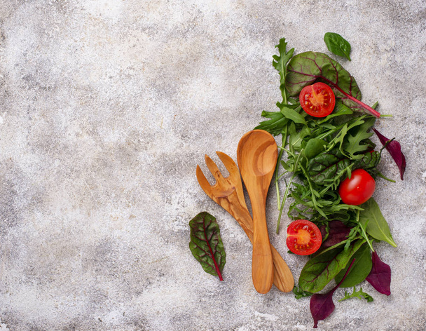 Fondo alimenticio verde con mezcla de hojas de ensalada
 - Foto, imagen