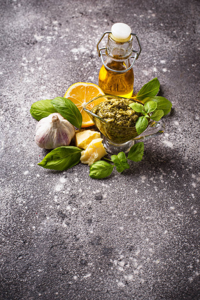 hausgemachte traditionelle italienische Pesto-Sauce - Foto, Bild
