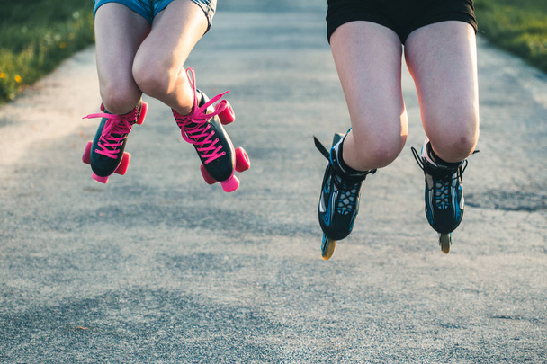 Eğlence rollerskating, atlama, zaman harcamak genç kızlar  - Fotoğraf, Görsel